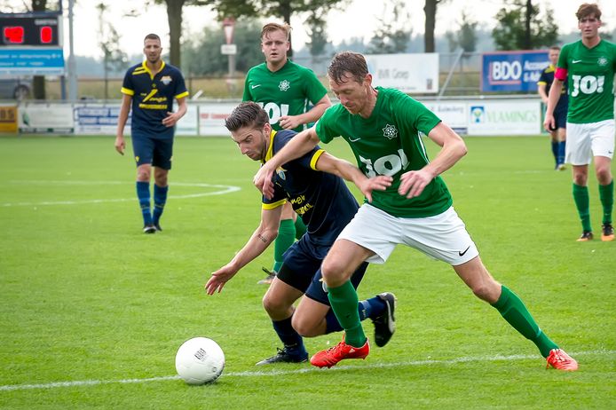 Derrik Vinjé (blauw shirt) scoorde een hattrick tegen Steenbergen.