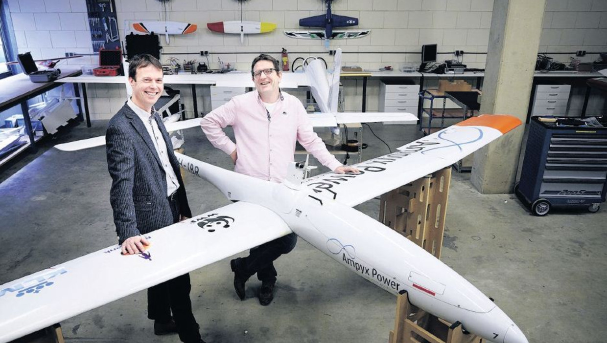 Jan-Pieter Peijs (links) van Staatsbosbeheer en Wolbert Allaart van Ampyx Power, dat het energie opwekkende zweefvliegtuig ontwikkelt. Beeld Phil Nijhuis