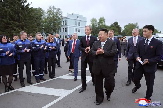 Kim Jong-un tijdens zijn bezoek aan de vliegtuigfabriek bij Vladivostok.