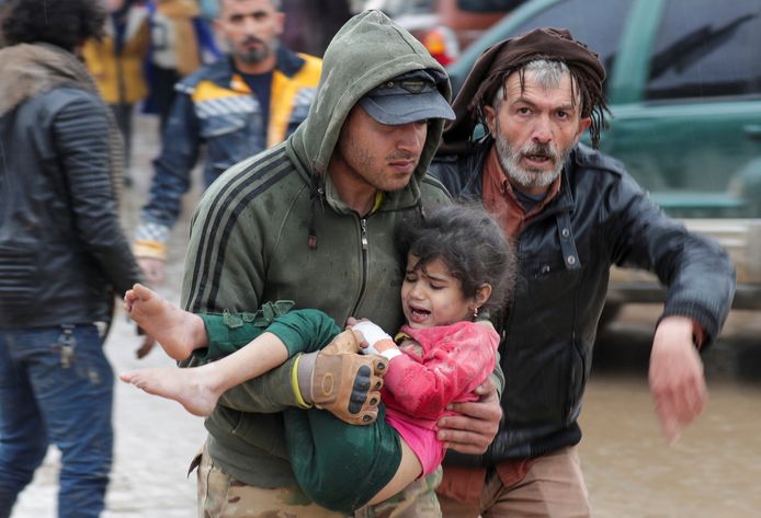 Een man met een gewond meisje in de Syrische stad Jandaris.