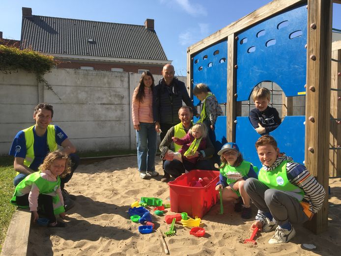 CD&V Zulte met een verrassingskoffer aan het speelplein in de Kloosterstraat.