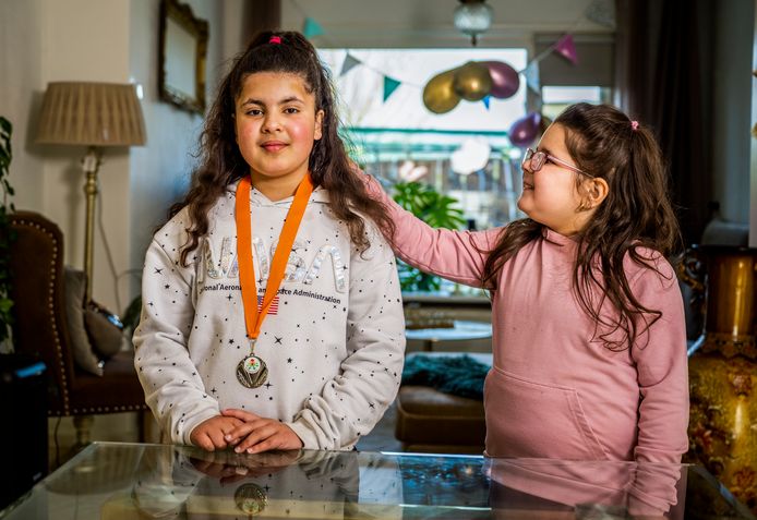 Eliahna Foulouh (l.) is een Rondeveense Topper. Zij is mantelzorger voor haar meervoudig gehandicapte zusje.