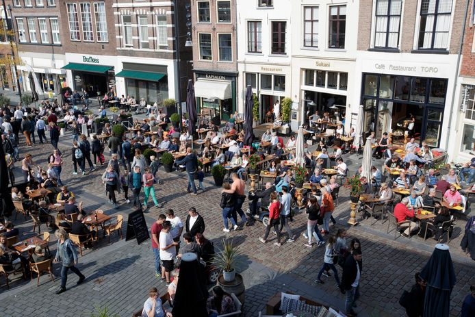 De terrassen op de Groenmarkt op een mooie dag in september 2017. Deze drukte moet in deze coronatijd voorkomen worden en daarom stellen de gemeente Zutphen en ondernemers gezamenlijk sfeerregelaars aan.