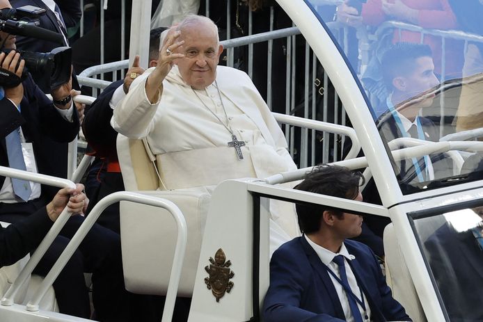 De paus in zijn pausmobiel.