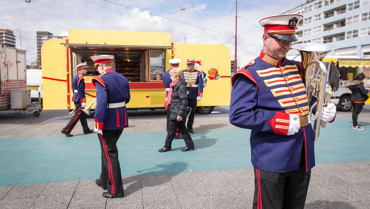 Marchingband ATM verzamelt bij winkelcentrum Boven 't Y voor het optreden Beeld Dingena Mol