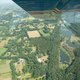 Hoog boven de bomen zoekt de brandweer naar rooksignalen
