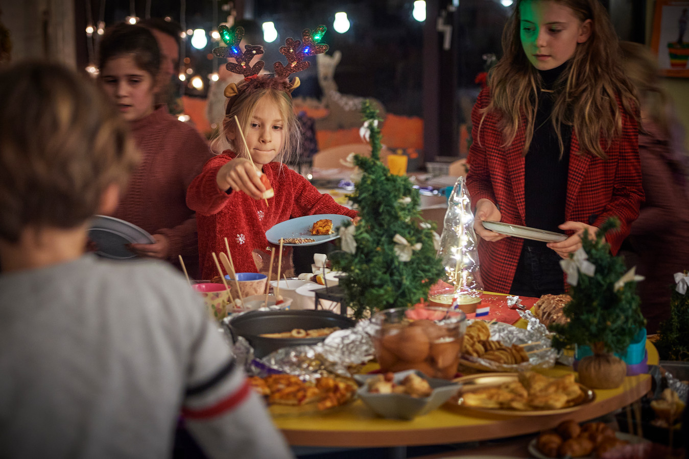 Scholieren in Erp samen aan de kerstdis ‘Mooi dat het weer mag’ Foto