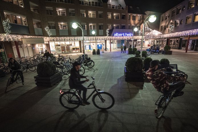 Jongeren op het Europaplein in Wijchen.