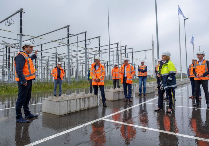 Vincent Hassfeld van TenneT geeft uitleg bij het nieuwe hoogspanningsstation in Rilland. Drie weken geleden tekende TenneT de contracten voor de bouw van de 380KV lijn van Borssele naar Rilland.
