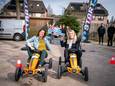Directeur Christine van Mullem (links) en intern begeleider Annemieke Keersmaekers van De Borgwal in Bemmel zijn blij met de voorbeeldfunctie van hun school als het gaat om werkgeluk van het personeel.