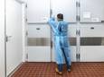 Een forensisch arts aan het werk in een mortuarium.