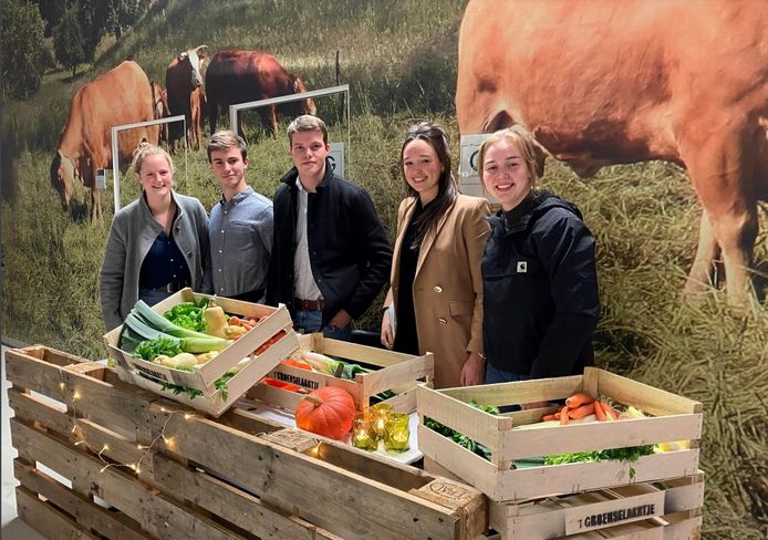 Met 't Groenselaartje verkopen studenten van Hogeschool VIVES campus Roeselare groenten die er niet perfect uitzien.