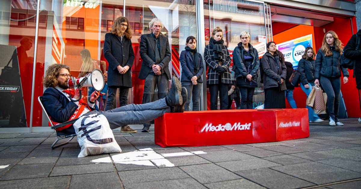 Raadplegen Bot onwetendheid Activisten laten uit protest tegen Black Friday alarm afgaan op tientallen  telefoons in MediaMarkt | Rotterdam | AD.nl