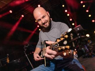 Stan Van Samang na twee keer uitstel op het podium: “Zingen over m’n kinderen en madam is enorm emotioneel”