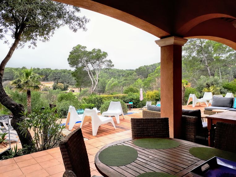 Een blik vanop het terras van Le Mas Camantin, het vakantiehuis van Chris Schoofs in Zuid-Frankrijk Beeld RV