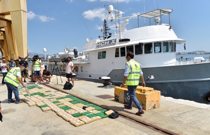 Spaanse douaniers in de haven van Palma de Malllorca met de lading cocaïne die ze vonden in het ruim van het motorjacht.