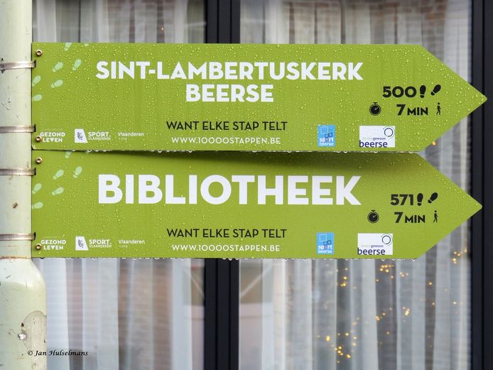 Signalisatie duidt aan hoeveel stappen het is tot aan je bestemming