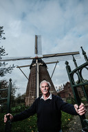 Carel Coops heeft een boek geschreven over de Coops molen in Zelhem.