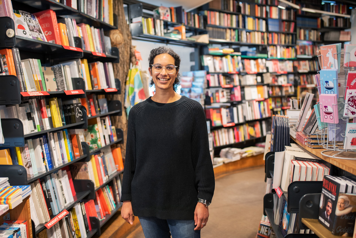 Natalia Lloyd in The American Book Center in Amsterdam. 'The Vanishing Half raakt mij want ik heb een witte moeder en een zwarte vader dus ik herken de problematiek.’
 Beeld Sabine van Wechem
