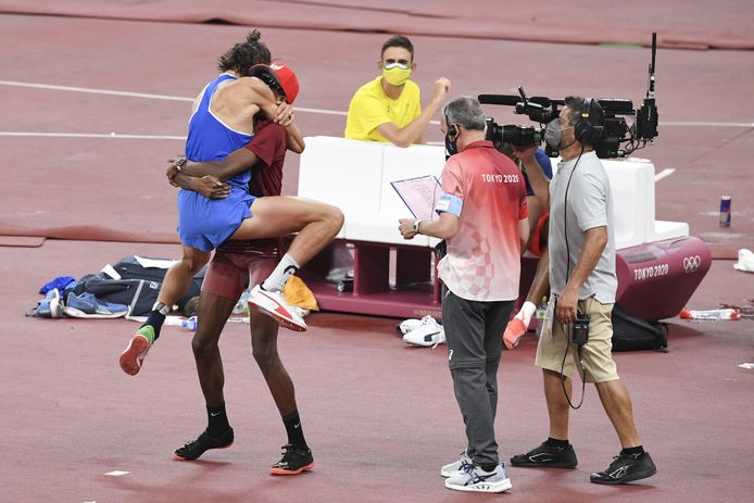 Gianmarco Tamberi springt in de armen van Mutaz Essa Barshim.