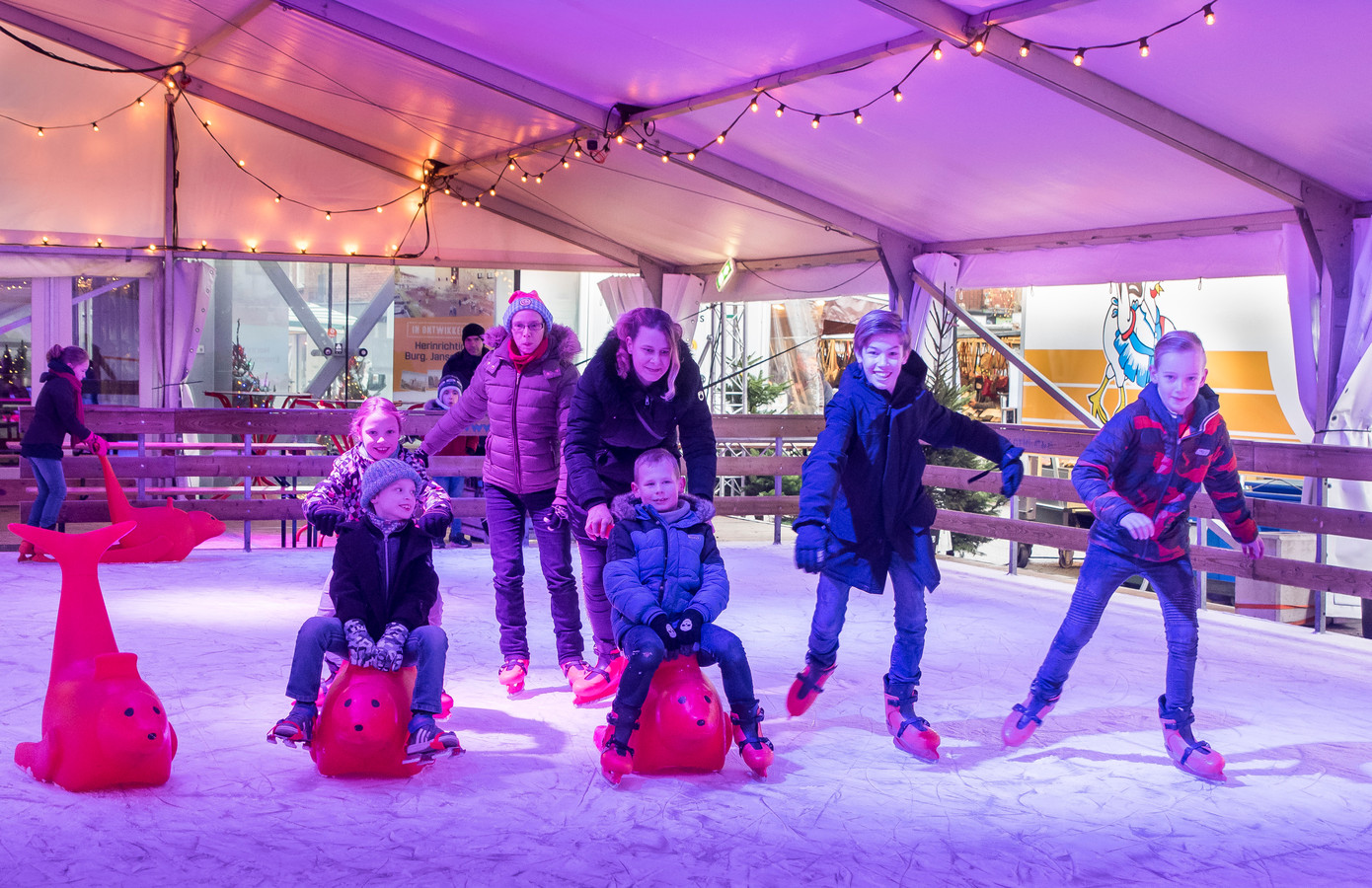De schaatsbaan in het centrum van Hengelo, een bekende traditie in december. Het baantje wordt dit jaar niet opgebouwd.