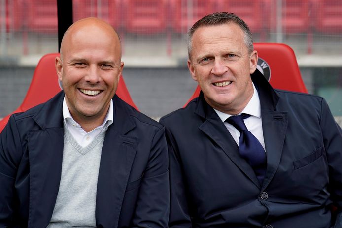 Arne Slot (l) en John van den Brom tijdens AZ - PSV vorig seizoen.