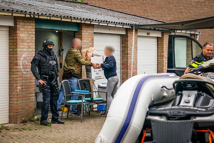 De politie haalt een garagebox leeg bij de Italiëlaan in Eindhoven.