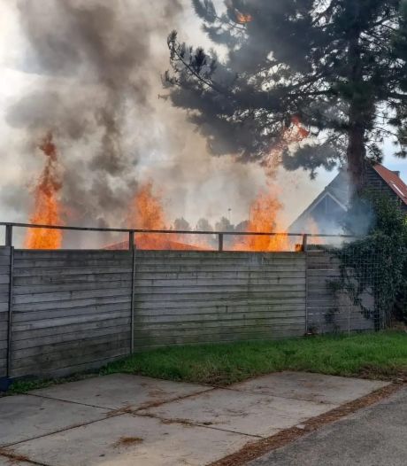 Tuinhuis brandt volledig uit in Oud-Beijerland 
