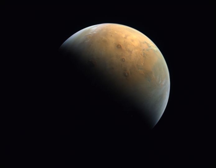 Een beeld van Mars. Arsia Mons in de onderste van de drie vulkanen in beeld.