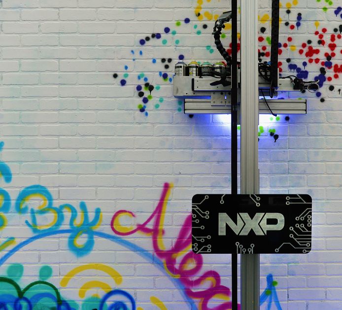 De NXP-robot ‘Robo Paint’, gebouwd door Maker Twins, beschilderde een muur via spraakopdrachten tijdens de CES van 2017 in het Las Vegas Convention Center.