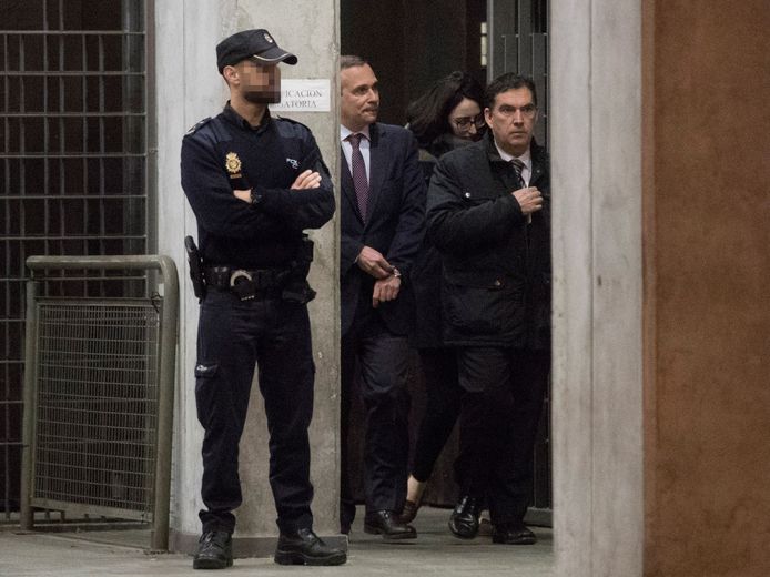 Professor Josep Lluis Alay Rodriguez (midden) wordt weer vrijgelaten door de Spaanse nationale politie.