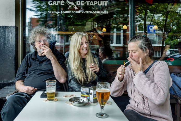 Warry van der Leen (links) is een zware shag-roker. Naast hem zijn rokende vrienden Anita en Sione.