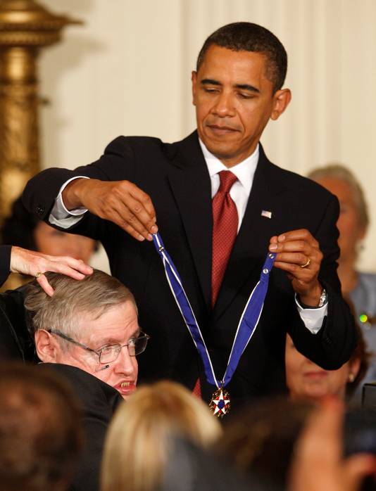 Voormalig president Barack Obama decoreert Stephen Hawking met de zogeheten Medal of Freedom in augustus 2009.