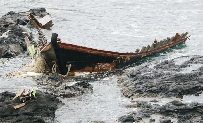 Een aangespoeld houten scheepswrak voor de Japanse westkust met daarin de lichamen van vier vissers. De boot werd gevonden op 4 december van dit jaar.