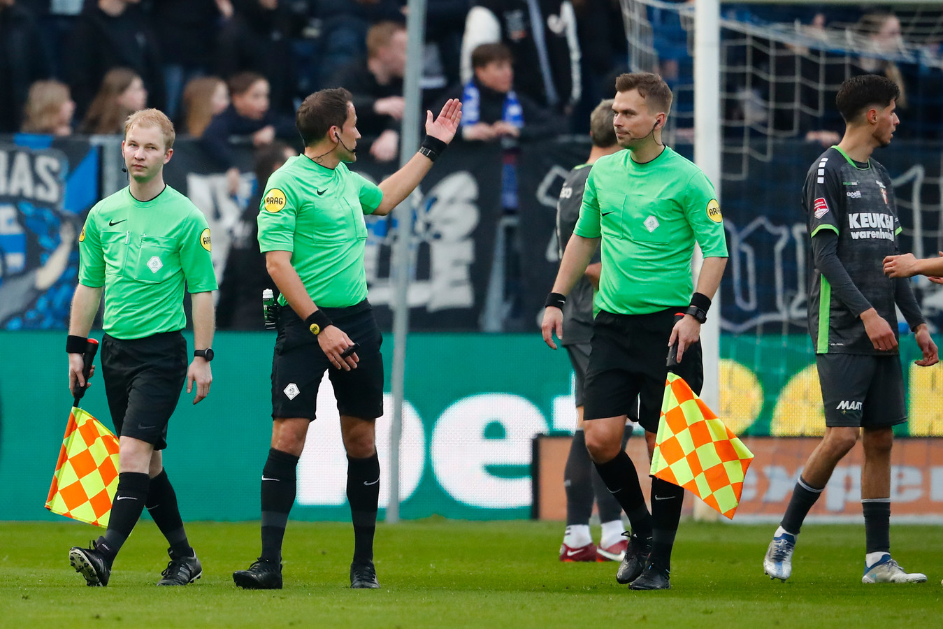 FC Dordrecht krijgt flink klop van PEC Zwolle; duel even gestaakt nadat