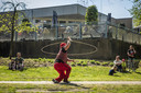 Circus Bolalou geeft een voorstelling in de tuin van verzorgingstehuis Hoge Weide.