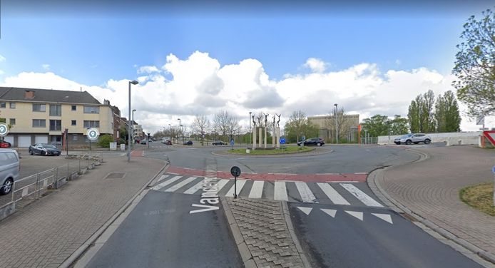 De rotonde op de Vandenpeereboomstraat in Halle.