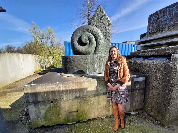 Het Slakkenhuis, alias De Drol, op de gemeentewerf in Sprang-Capelle. Annelies Pouw stelde er vragen over.