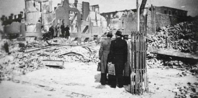Verwoestingen aan de Schiedamseweg en Taandersstraat, als gevolg van het geallieerde bombardement van 31 maart 1943.