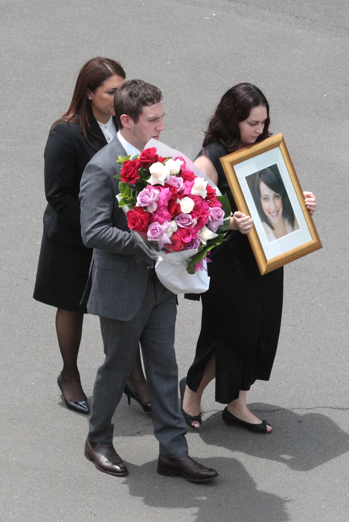Jessica Falkholts familieleden dragen bloemen en haar beeltenis.