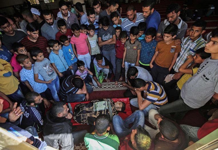 Begrafenis van een Palestijnse man die gedood werd bij de protesten in de Gazastrook. Beeld AFP