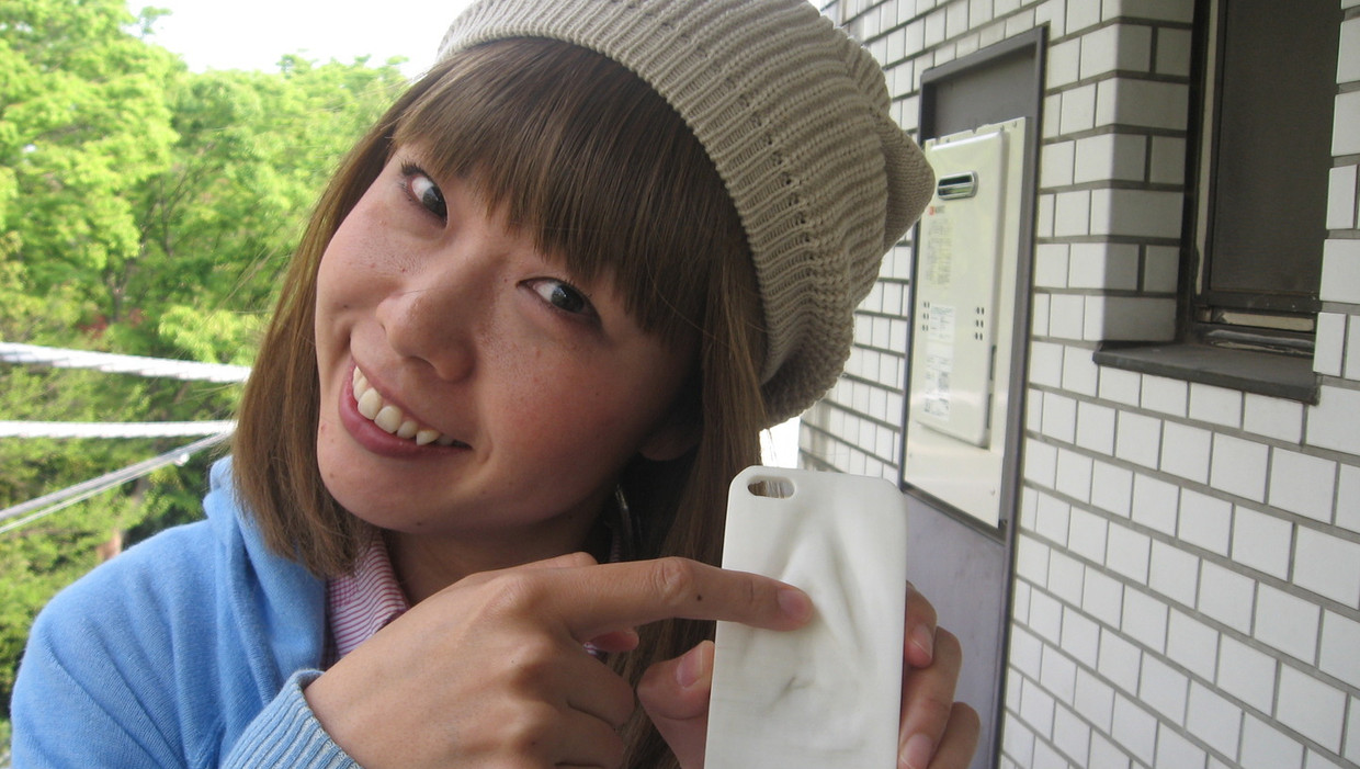 Rokude Nashiko met een smartphonehoesje in de vorm van een vagina Beeld Wouter van Cleef