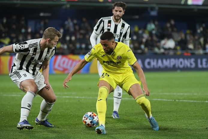 Matthijs de Ligt in duel met Arnaut Danjuma van Villarreal.