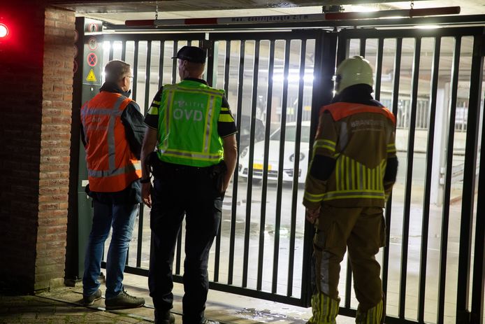 Brand in parkeergarage in Oudenbosch, meerdere autoruiten ingeslagen.
