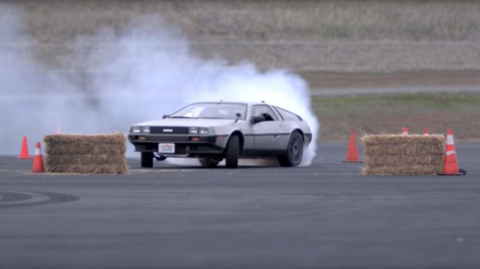 Driftend gaat de DeLorean over het circuit