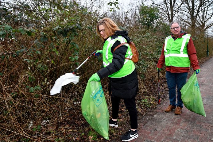 John (57) en Mirjam (53) trekken er deze zaterdagochtend op uit, gewapend met vuilniszakken en grijpers.