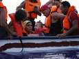 Kind van 1 jaar bereikt zonder ouders per migrantenboot Italiaans eiland Lampedusa