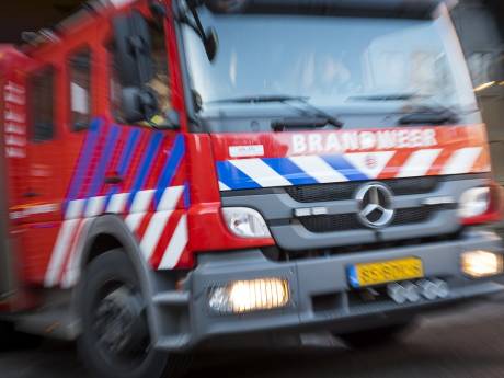 Natuurbrand uitgebroken in Weert, brandweer kan er moeilijk bij