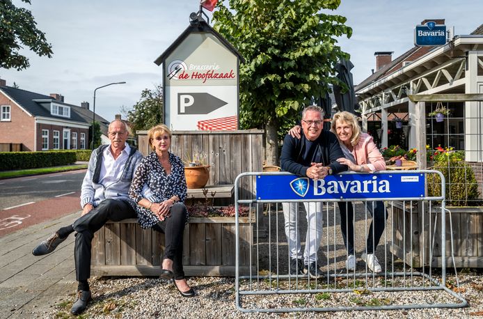 Links Rinus Nieuwenburg en Trudy Tielemans, rechts Patrick van Belkum en Heidi den Dekker. Rinus en Trudy nemen begin volgende maand het stokje over van Patrick en Heidi, die naar Duitsland verhuizen.