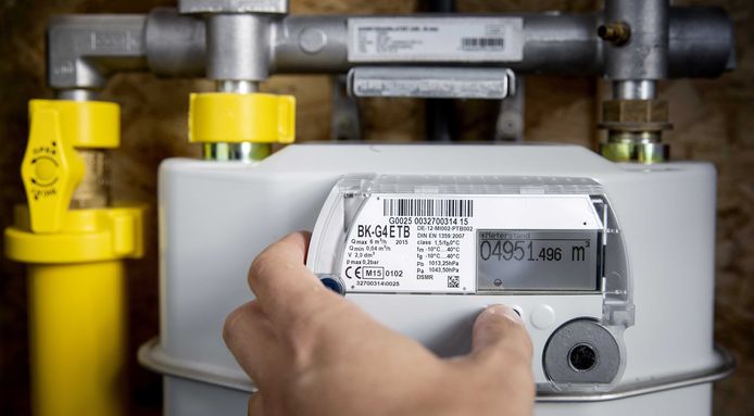 Een gasmeter in een meterkast van een woonhuis. Illustratiebeeld.